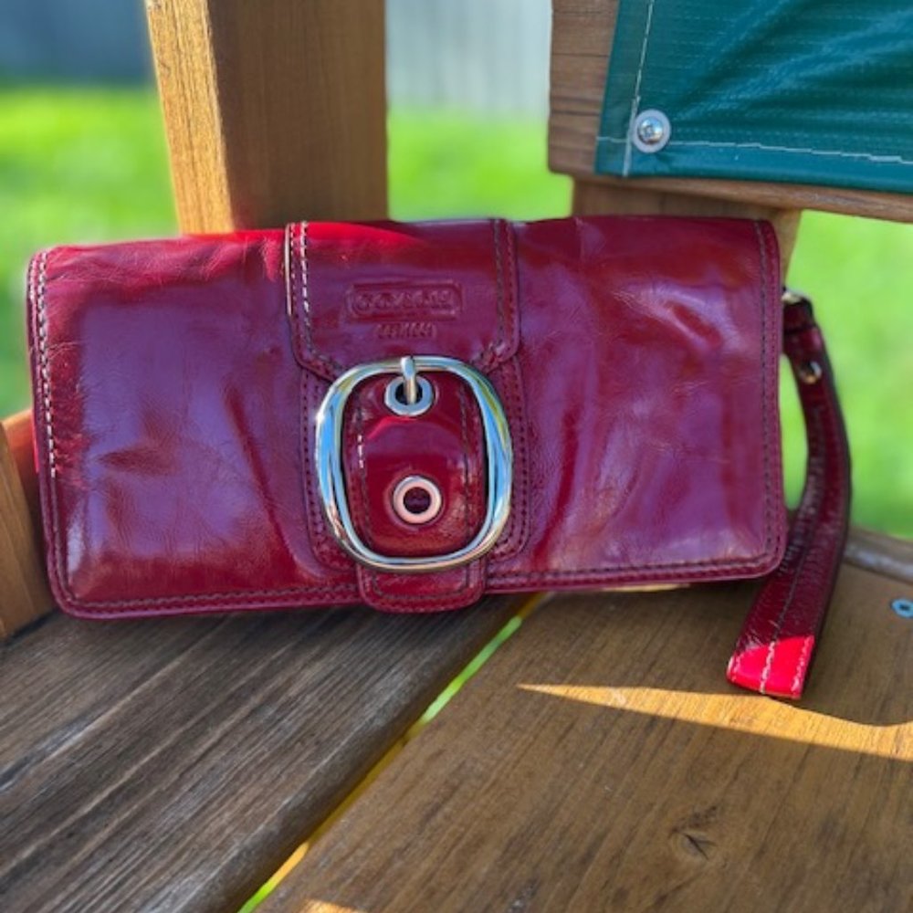 COACH BLEECKER PATENT LEATHER CLUTCH